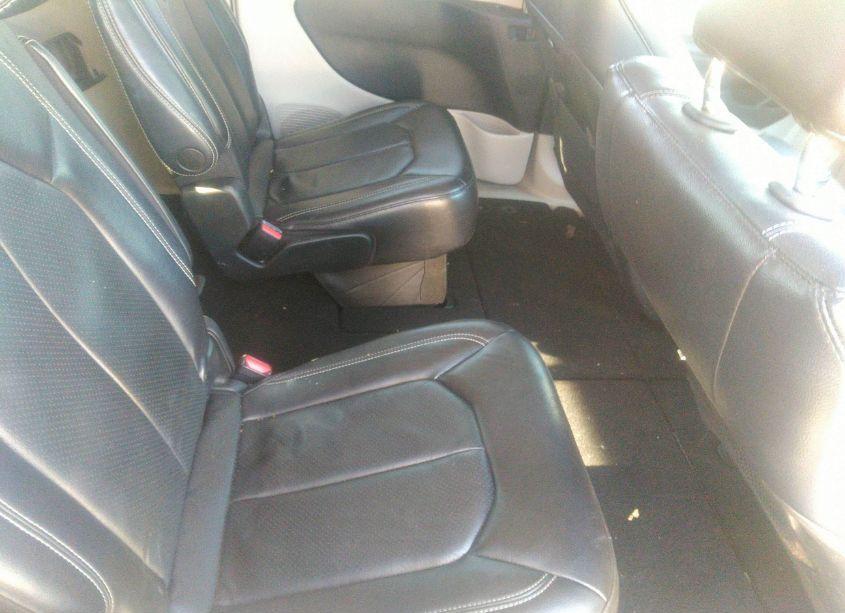 Photo 8 of 2022 Chrysler Pacifica TOURING L (VIN 2C4RC1BGXNR111344)