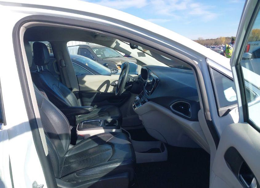 Photo 5 of 2022 Chrysler Pacifica TOURING L (VIN 2C4RC1BGXNR116978)