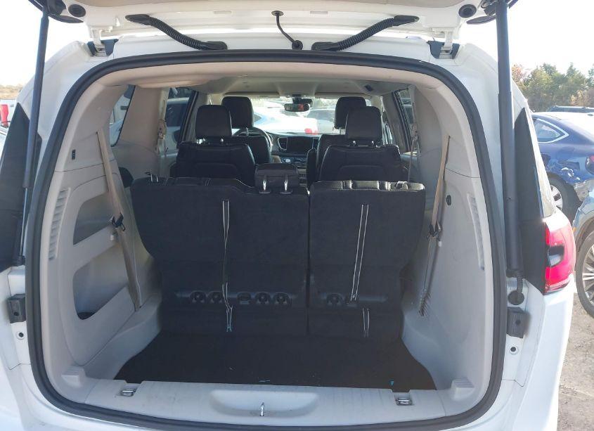 Photo 8 of 2022 Chrysler Pacifica TOURING L (VIN 2C4RC1BGXNR116978)