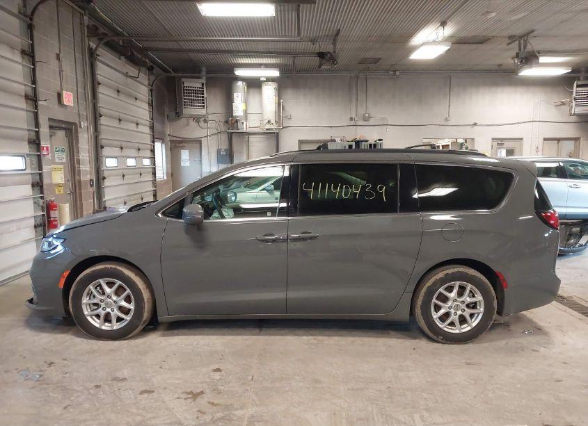 Photo 14 of 2022 Chrysler Pacifica TOURING L (VIN 2C4RC1BGXNR162374)