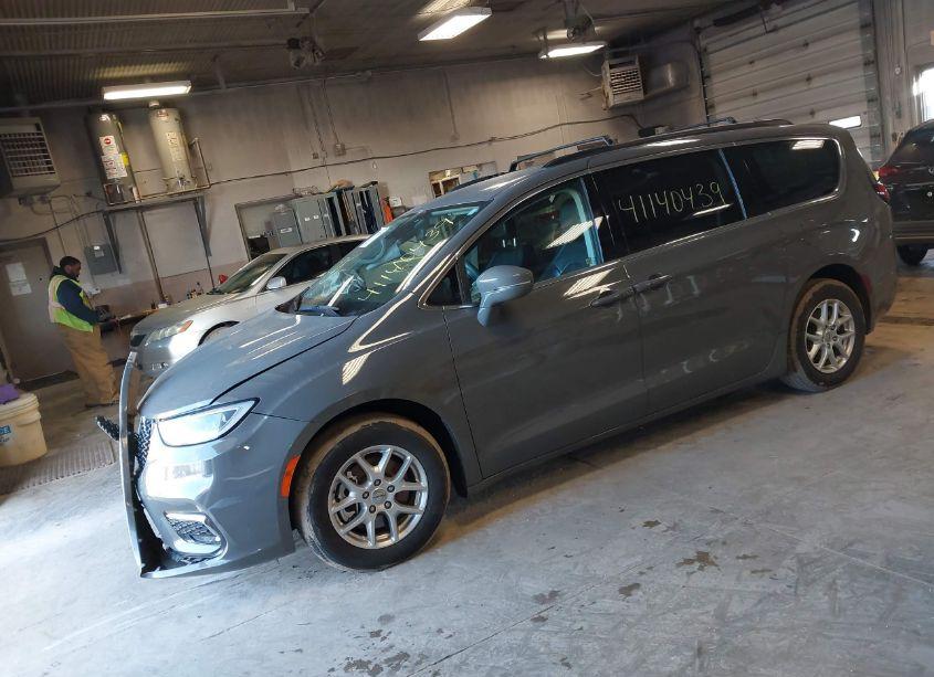 Photo 2 of 2022 Chrysler Pacifica TOURING L (VIN 2C4RC1BGXNR162374)