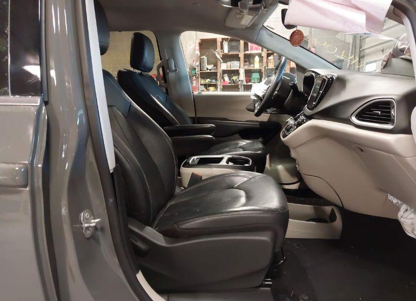 Photo 5 of 2022 Chrysler Pacifica TOURING L (VIN 2C4RC1BGXNR162374)