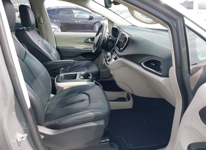 Photo 5 of 2022 Chrysler Pacifica TOURING L (VIN 2C4RC1BGXNR168241)