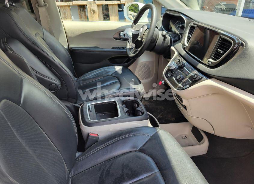 Photo 5 of 2022 Chrysler Pacifica TOURING L (VIN 2C4RC1BGXNR233654)