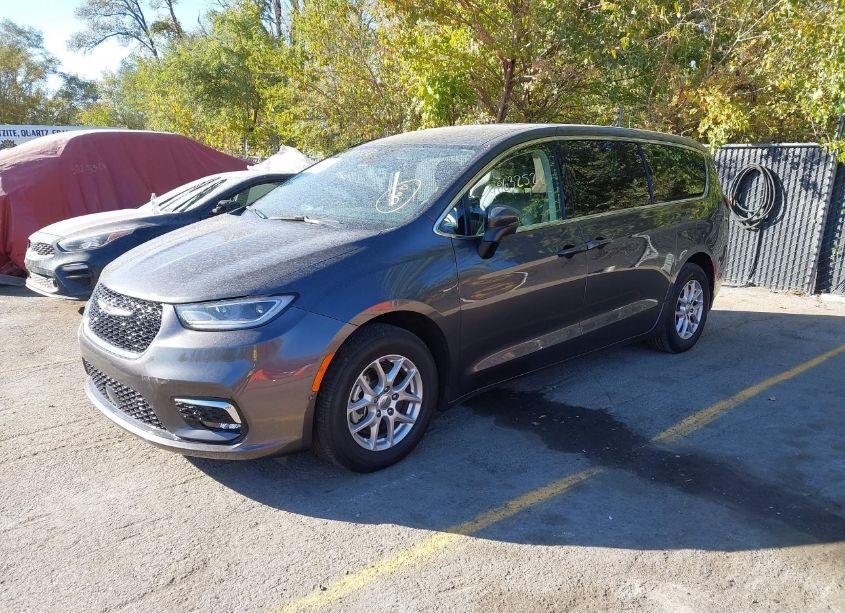 Photo 2 of 2023 Chrysler Pacifica TOURING L (VIN 2C4RC1BGXPR539501)