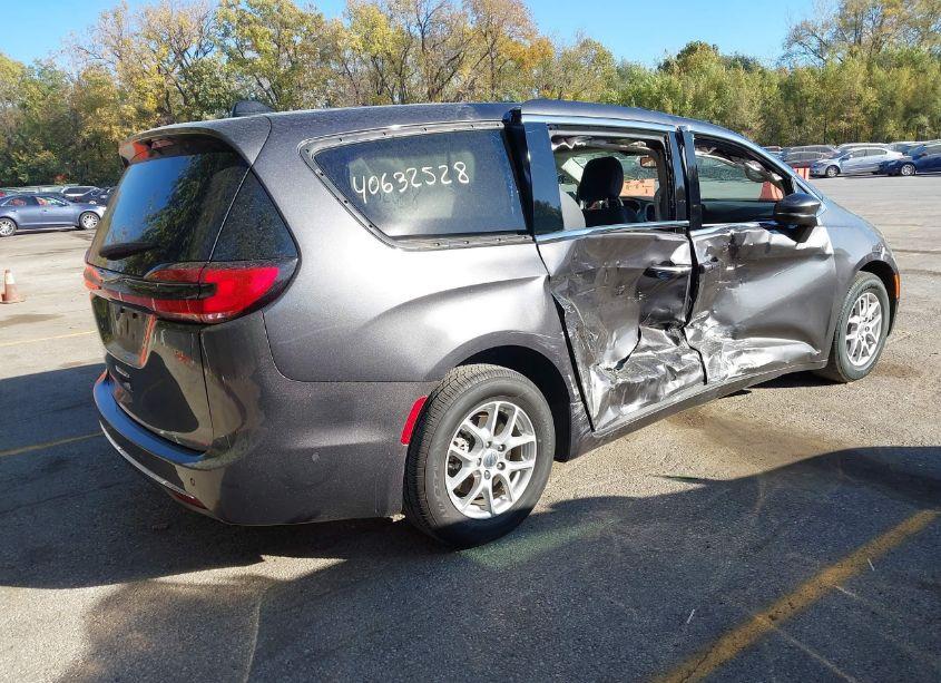 Photo 4 of 2023 Chrysler Pacifica TOURING L (VIN 2C4RC1BGXPR539501)