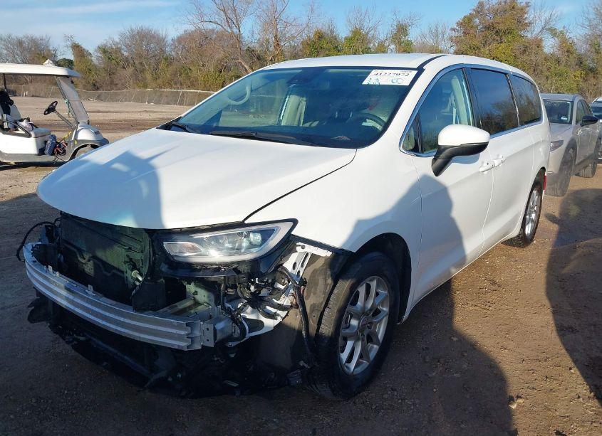 Photo 2 of 2023 Chrysler Pacifica TOURING L (VIN 2C4RC1BGXPR586303)