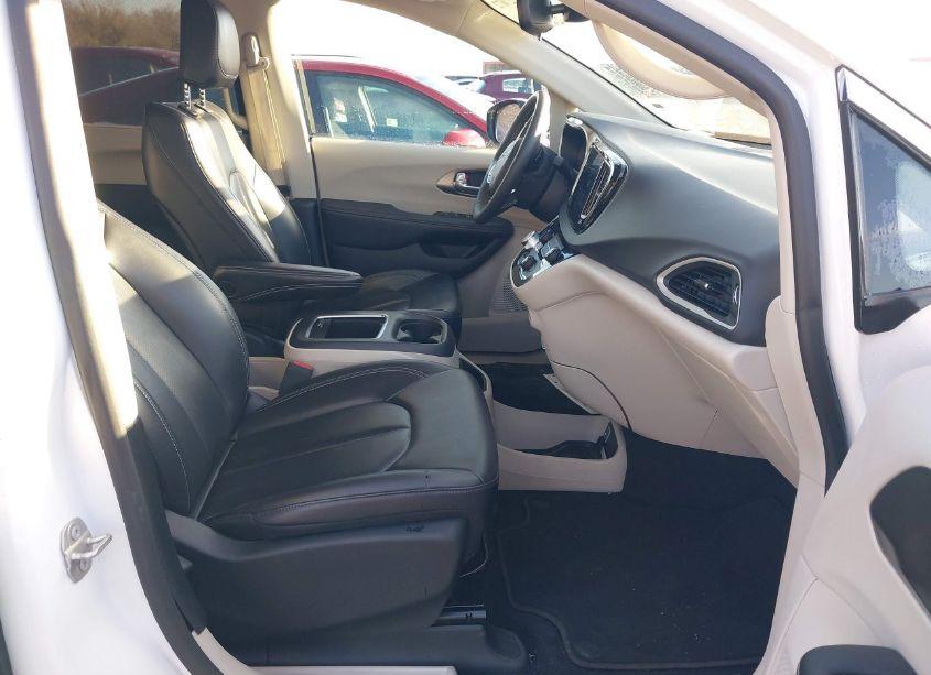 Photo 5 of 2023 Chrysler Pacifica TOURING L (VIN 2C4RC1BGXPR586303)