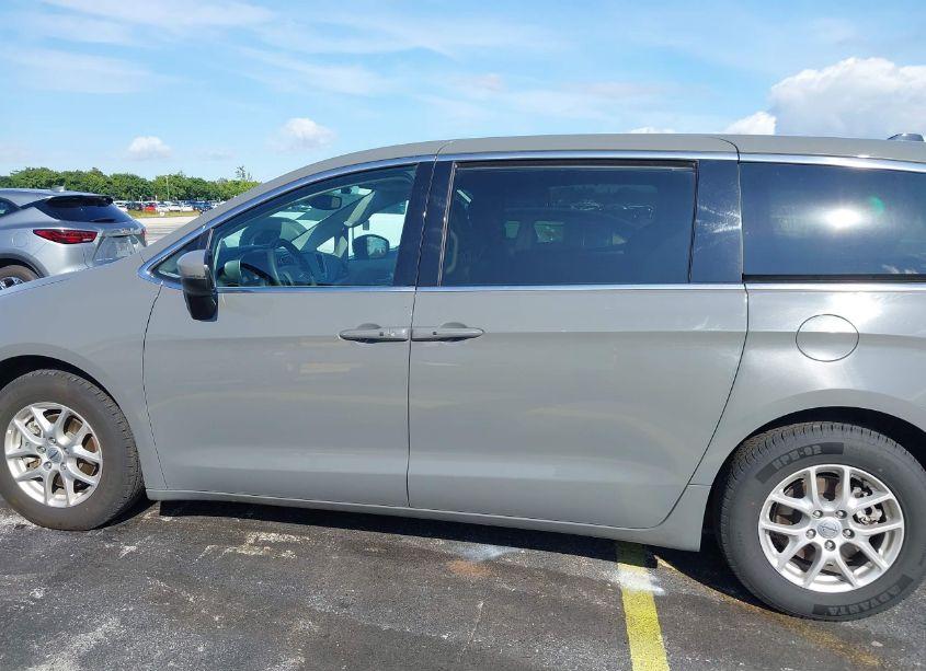 Photo 15 of 2023 Chrysler Pacifica TOURING L (VIN 2C4RC1BGXPR591212)