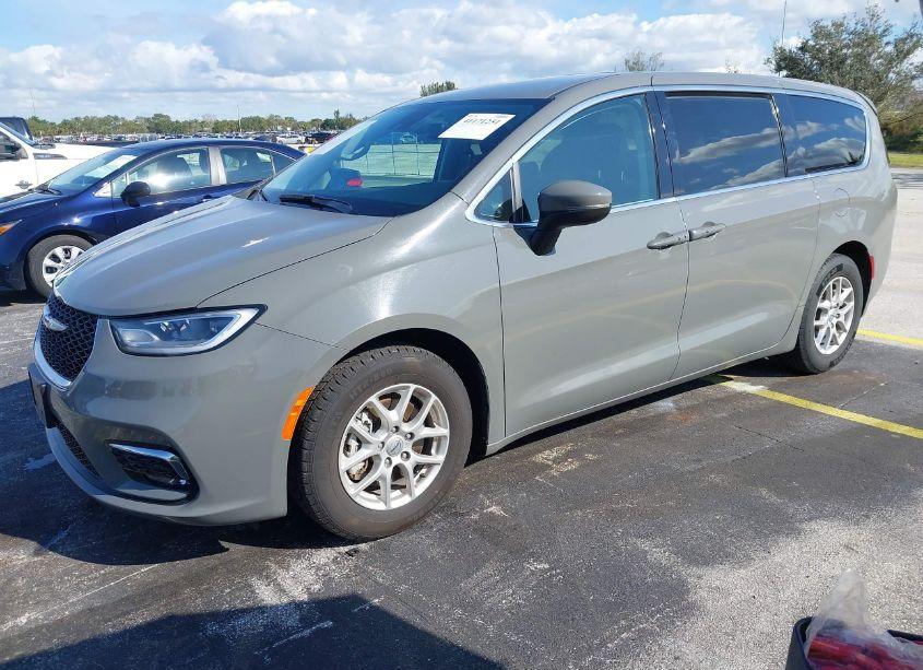 Photo 2 of 2023 Chrysler Pacifica TOURING L (VIN 2C4RC1BGXPR591212)