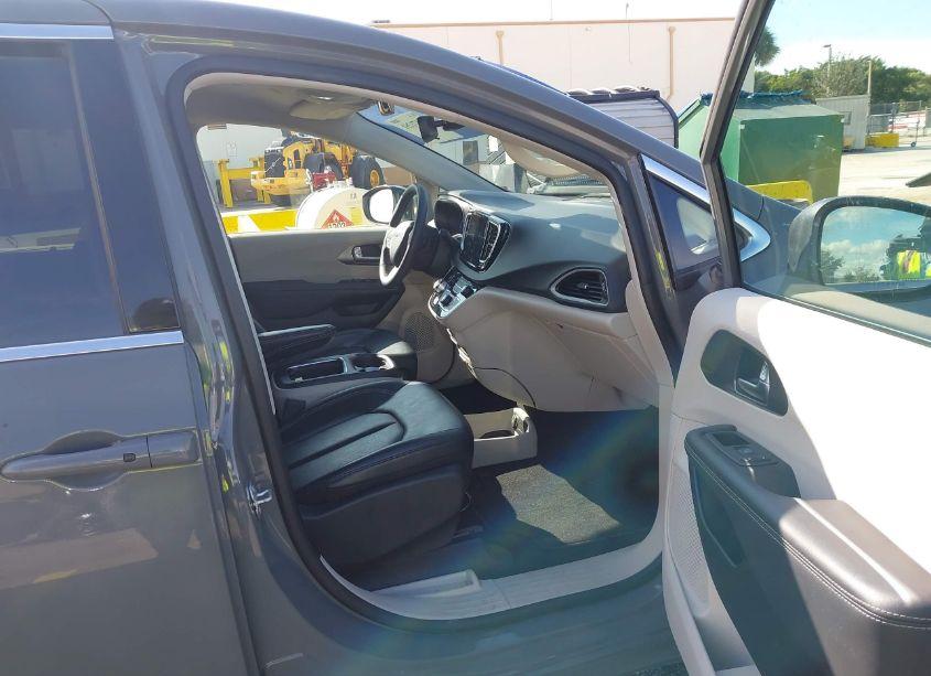 Photo 5 of 2023 Chrysler Pacifica TOURING L (VIN 2C4RC1BGXPR591212)