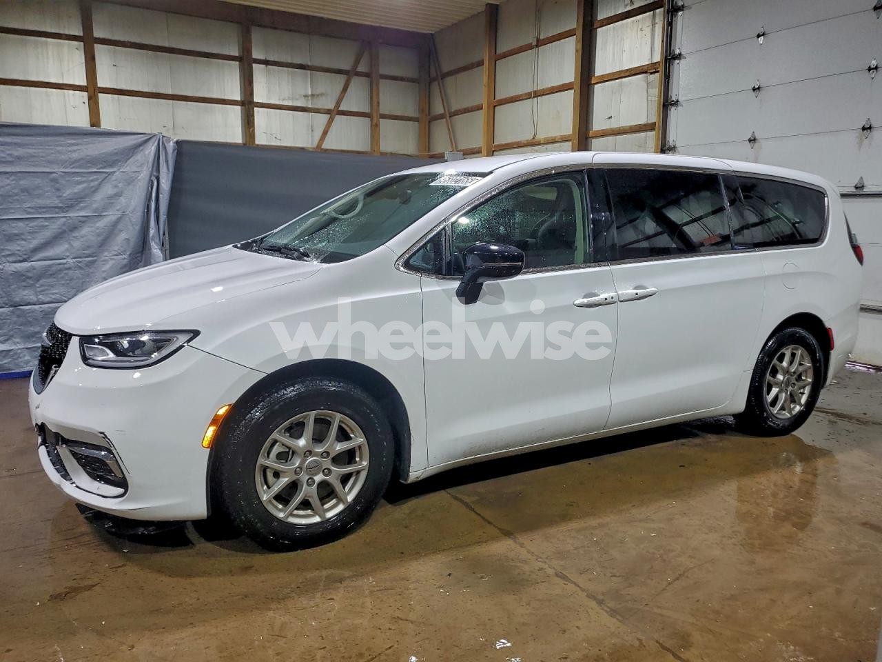 2024 CHRYSLER PACIFICA TOURING L (VIN 2C4RC1BGXRR182243) main photo