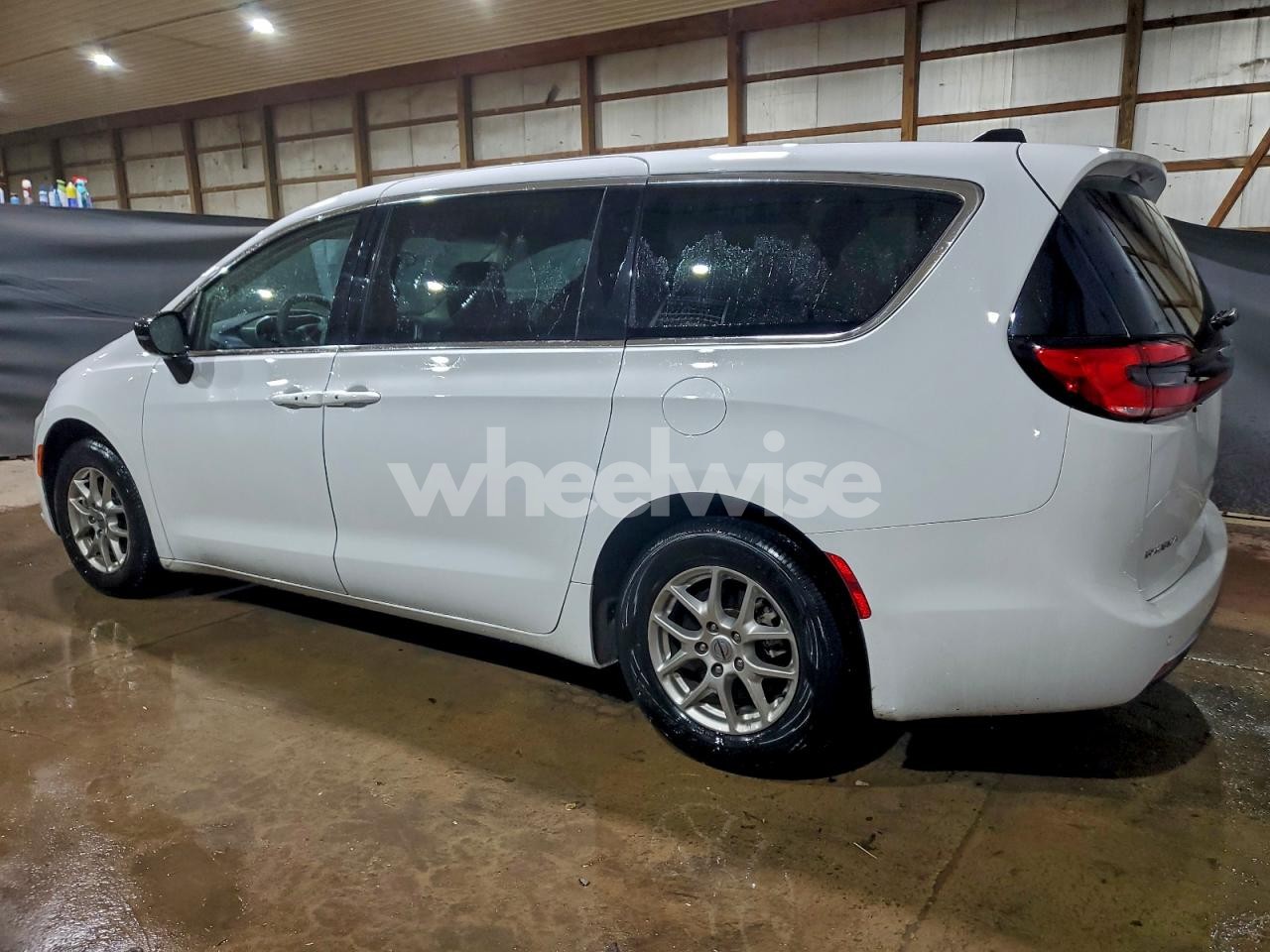 Photo 2 of 2024 CHRYSLER PACIFICA TOURING L (VIN 2C4RC1BGXRR182243)