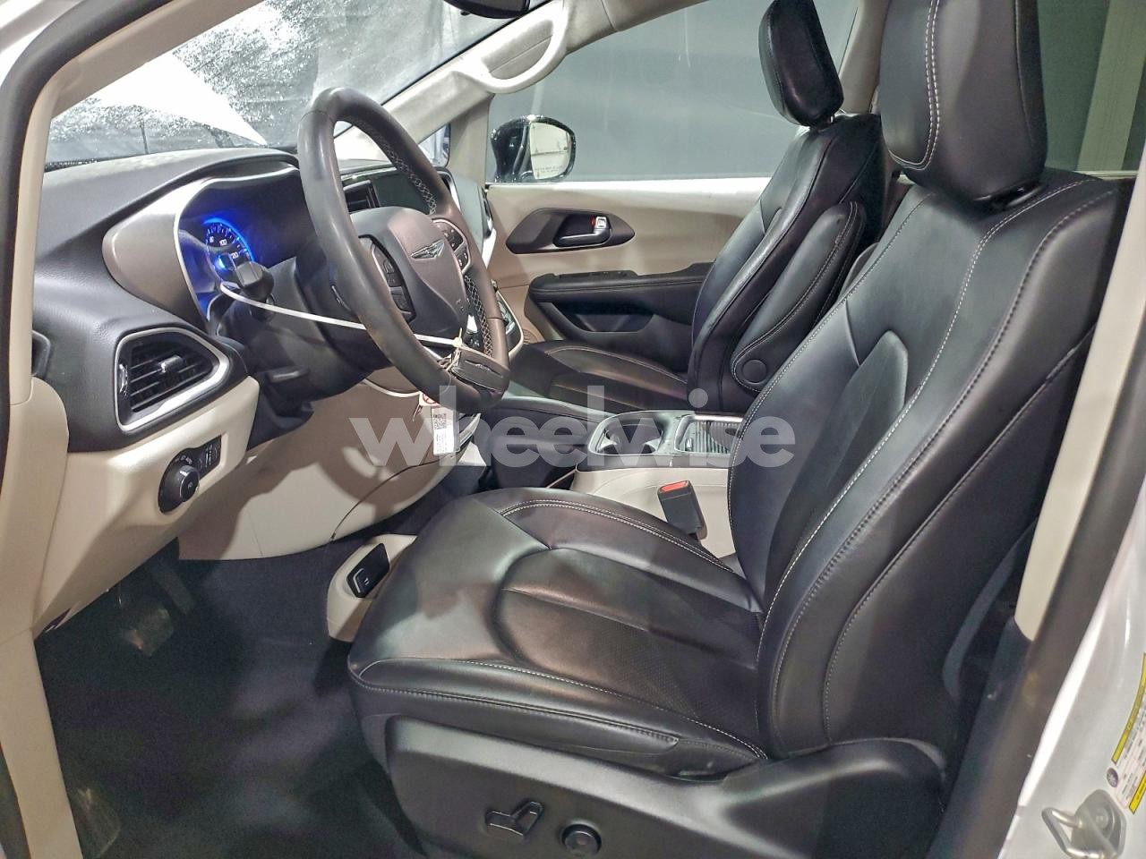 Photo 7 of 2024 CHRYSLER PACIFICA TOURING L (VIN 2C4RC1BGXRR182243)