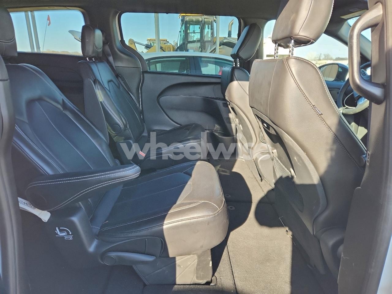 Photo 11 of 2025 CHRYSLER PACIFICA SELECT (VIN 2C4RC1BGXSR552838)