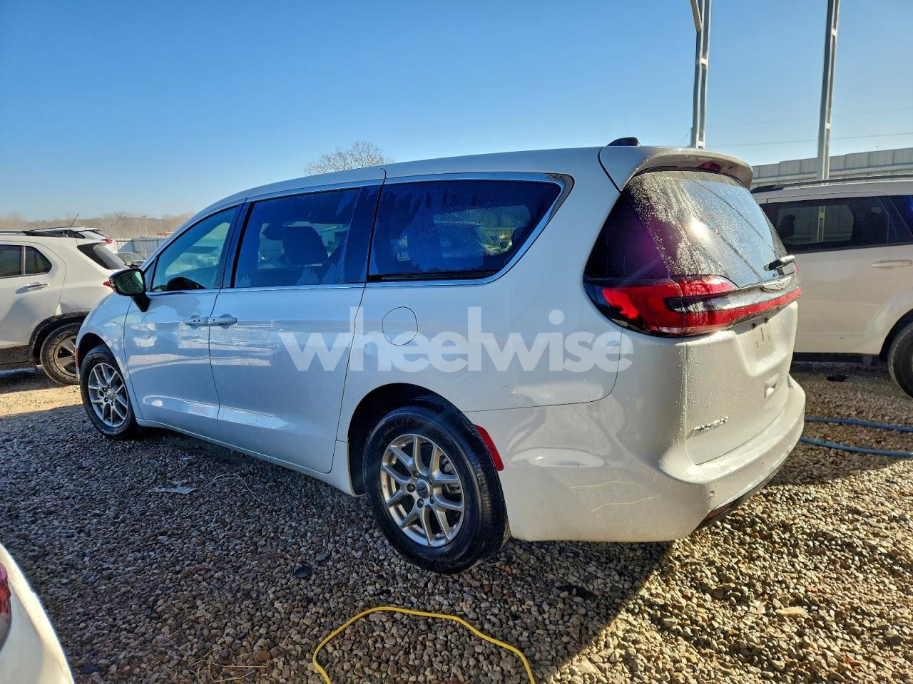 Photo 2 of 2025 CHRYSLER PACIFICA SELECT (VIN 2C4RC1BGXSR552838)