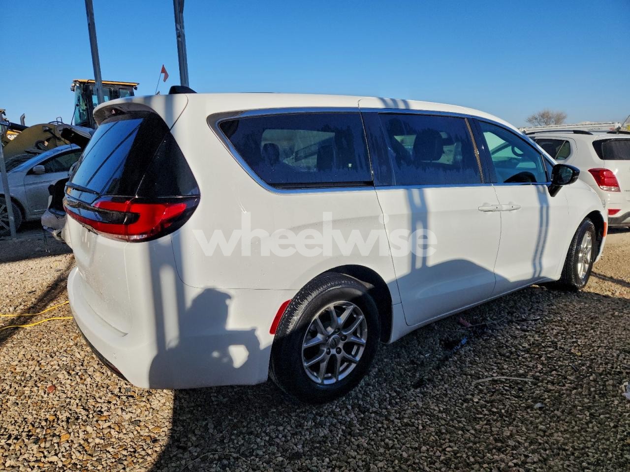 Photo 3 of 2025 CHRYSLER PACIFICA SELECT (VIN 2C4RC1BGXSR552838)