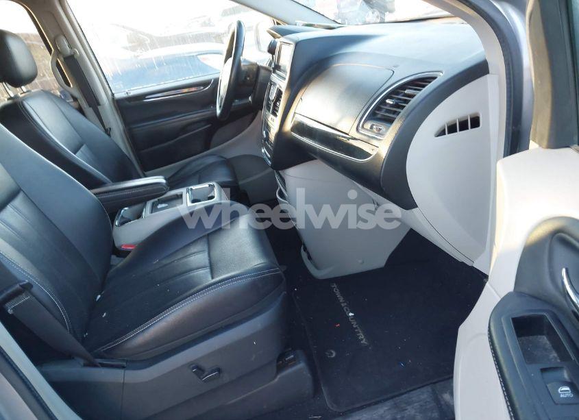 Photo 5 of 2014 Chrysler Town & COUNTRY TOURING-L (VIN 2C4RC1CG0ER168540)