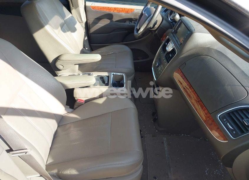 Photo 5 of 2015 Chrysler Town & COUNTRY TOURING-L (VIN 2C4RC1CG0FR602800)