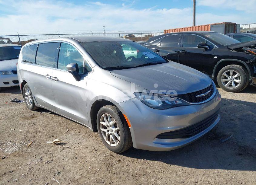 2017 Chrysler Pacifica LX (VIN 2C4RC1CG0HR657671) main photo