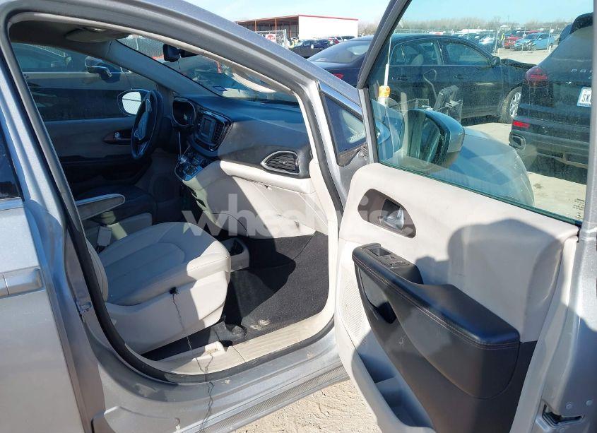 Photo 5 of 2017 Chrysler Pacifica LX (VIN 2C4RC1CG0HR657671)