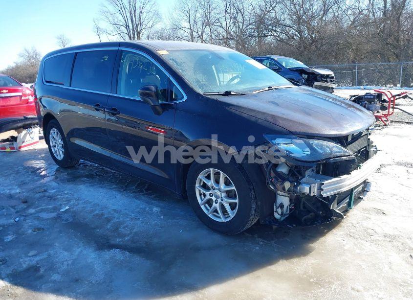 2017 Chrysler Pacifica LX (VIN 2C4RC1CG0HR824028) main photo