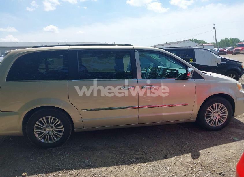 Photo 13 of 2014 Chrysler Town & COUNTRY TOURING-L (VIN 2C4RC1CG1ER107844)