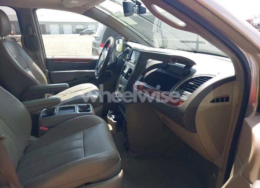 Photo 5 of 2014 Chrysler Town & COUNTRY TOURING-L (VIN 2C4RC1CG1ER107844)