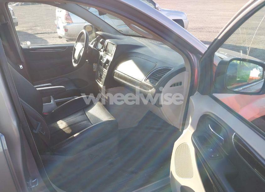 Photo 5 of 2014 Chrysler Town & COUNTRY TOURING-L (VIN 2C4RC1CG1ER250115)