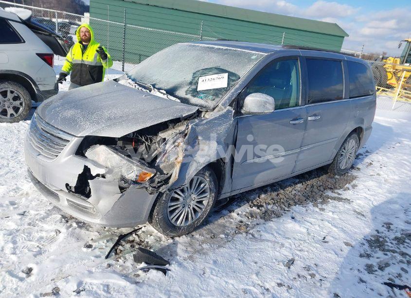 Photo 2 of 2015 Chrysler Town & COUNTRY TOURING-L (VIN 2C4RC1CG1FR572190)