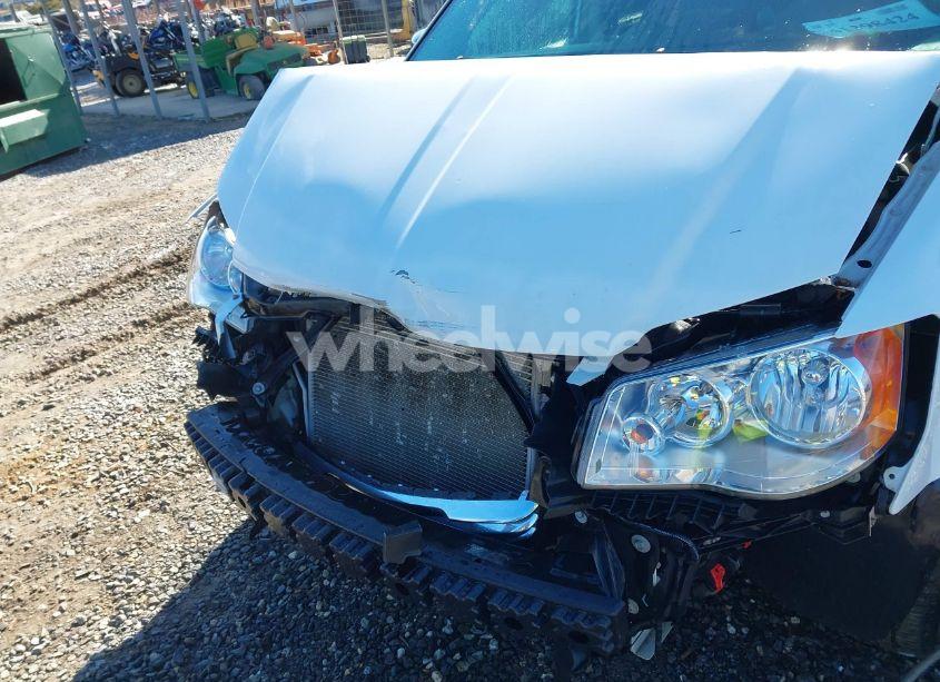 Photo 6 of 2016 Chrysler Town & COUNTRY TOURING-L ANNIVERSARY EDITION (VIN 2C4RC1CG1GR199931)