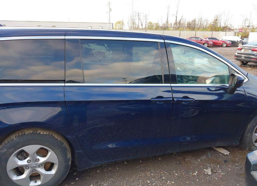 Photo 12 of 2017 Chrysler Pacifica LX (VIN 2C4RC1CG1HR571690)