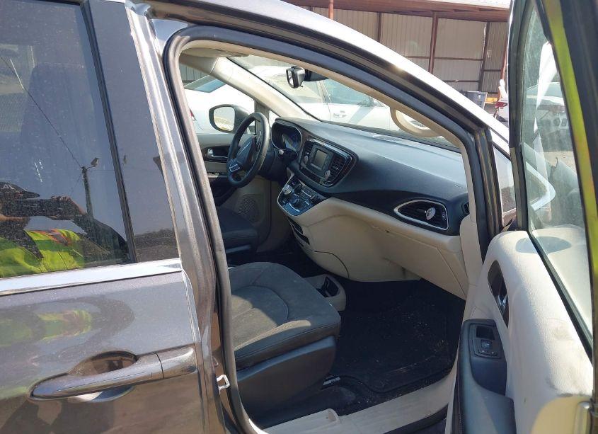 Photo 5 of 2017 Chrysler Pacifica LX (VIN 2C4RC1CG1HR739182)