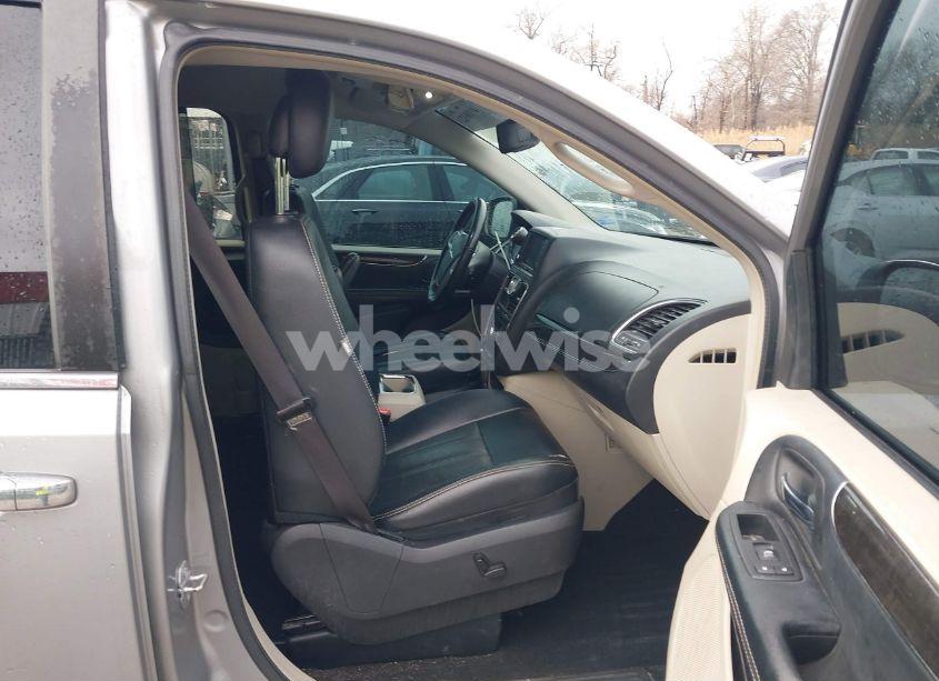 Photo 5 of 2015 Chrysler Town & COUNTRY TOURING-L (VIN 2C4RC1CG2FR618710)