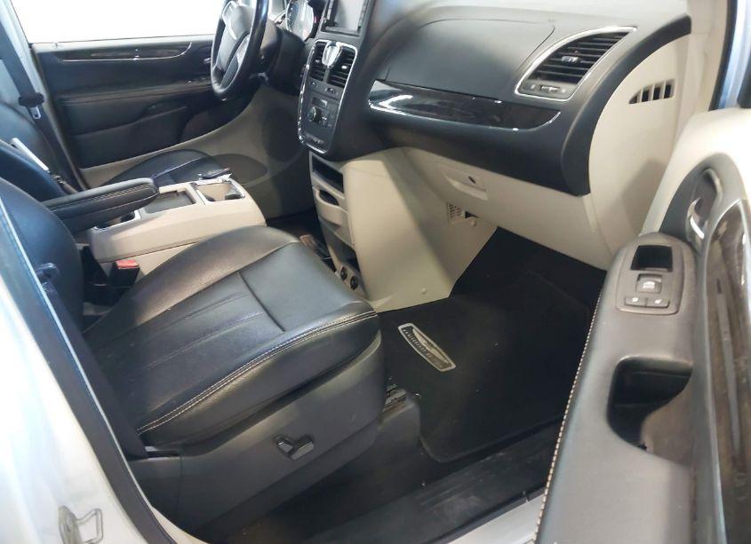 Photo 5 of 2016 Chrysler Town & COUNTRY TOURING-L ANNIVERSARY EDITION (VIN 2C4RC1CG3GR269400)