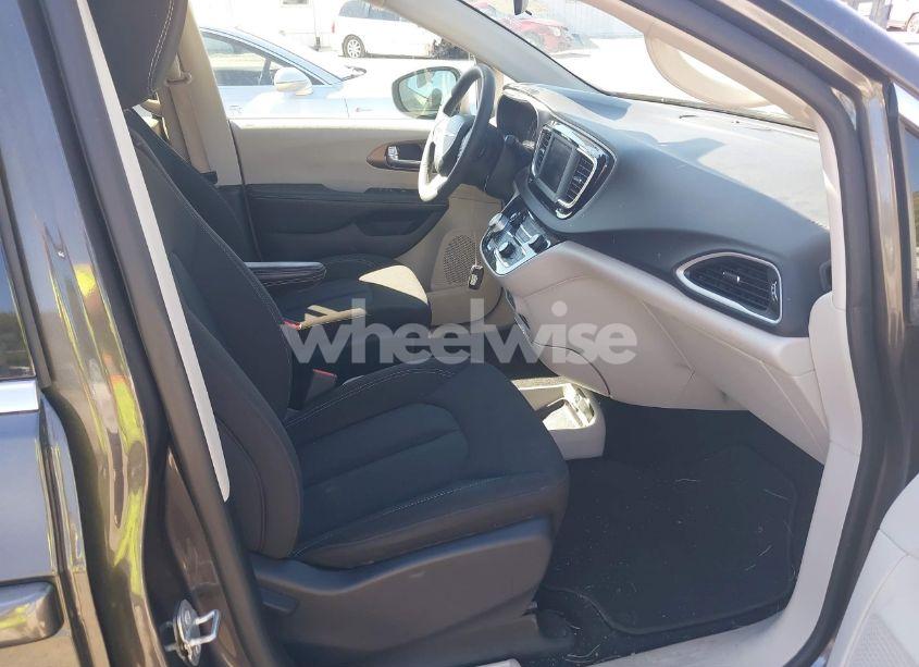 Photo 5 of 2022 Chrysler Voyager LX (VIN 2C4RC1CG3NR166460)