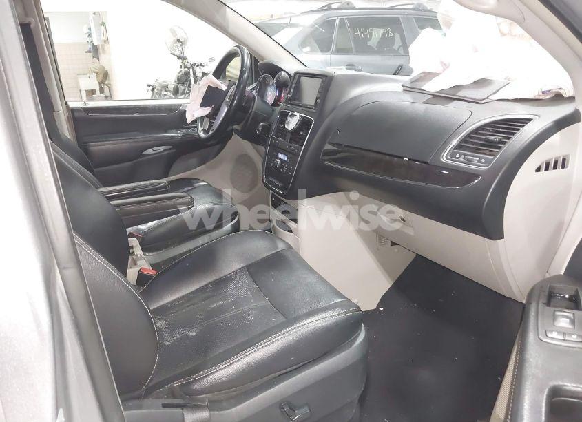 Photo 5 of 2014 Chrysler Town & COUNTRY TOURING-L (VIN 2C4RC1CG4ER237696)