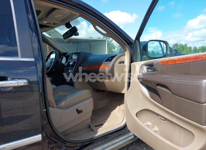 Photo 5 of 2015 Chrysler Town & COUNTRY TOURING-L (VIN 2C4RC1CG4FR509973)