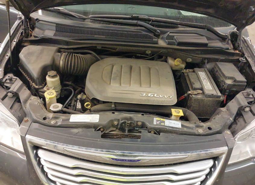 Photo 10 of 2016 Chrysler Town & COUNTRY TOURING-L ANNIVERSARY EDITION (VIN 2C4RC1CG4GR121840)