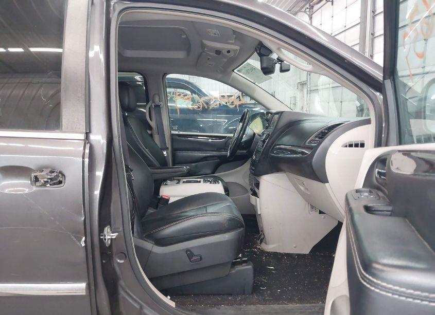Photo 5 of 2016 Chrysler Town & COUNTRY TOURING-L ANNIVERSARY EDITION (VIN 2C4RC1CG4GR121840)