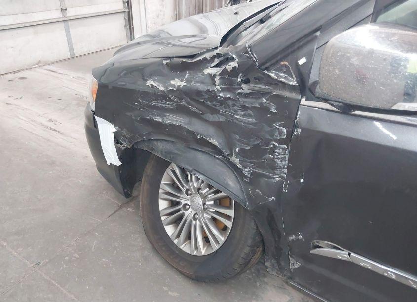 Photo 6 of 2016 Chrysler Town & COUNTRY TOURING-L ANNIVERSARY EDITION (VIN 2C4RC1CG4GR121840)