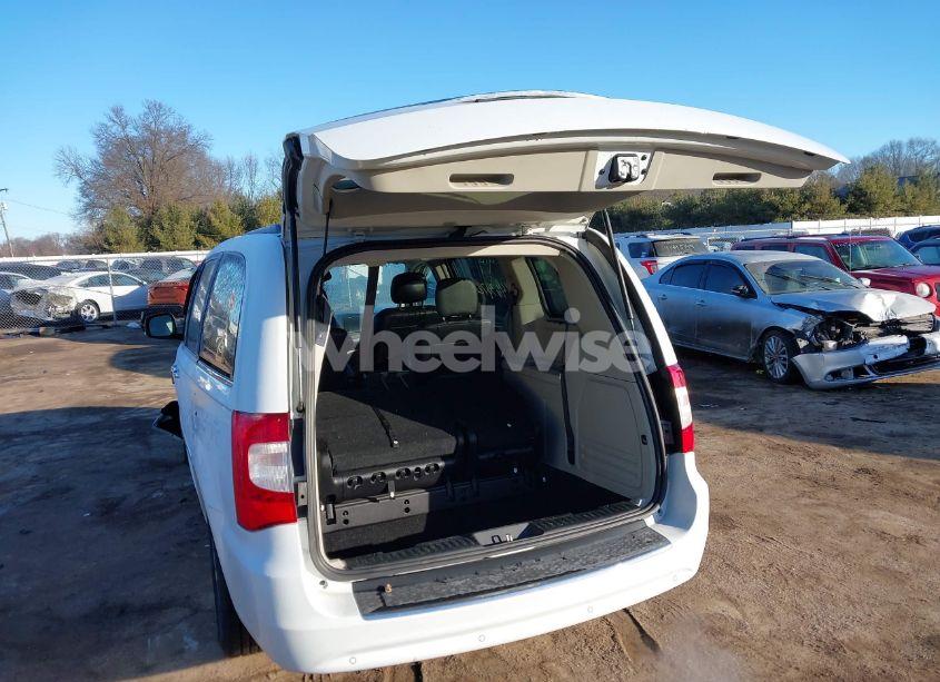 Photo 3 of 2016 Chrysler Town & COUNTRY TOURING-L ANNIVERSARY EDITION (VIN 2C4RC1CG4GR138010)