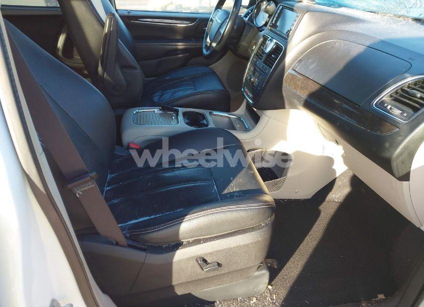 Photo 5 of 2016 Chrysler Town & COUNTRY TOURING-L ANNIVERSARY EDITION (VIN 2C4RC1CG4GR138010)