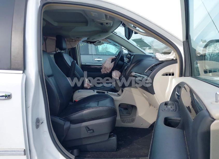 Photo 5 of 2016 Chrysler Town & COUNTRY TOURING-L ANNIVERSARY EDITION (VIN 2C4RC1CG4GR200487)