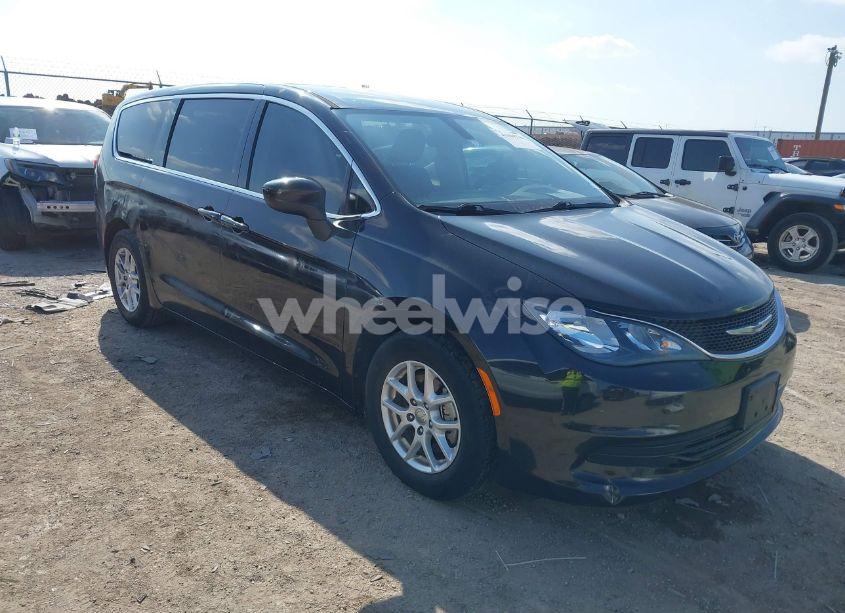 2017 Chrysler Pacifica LX (VIN 2C4RC1CG4HR579735) main photo
