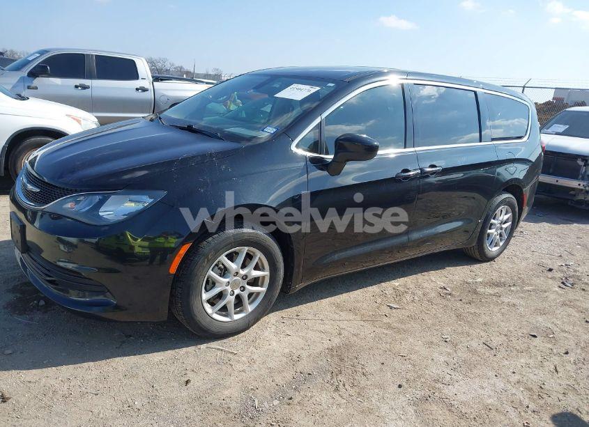 Photo 2 of 2017 Chrysler Pacifica LX (VIN 2C4RC1CG4HR579735)