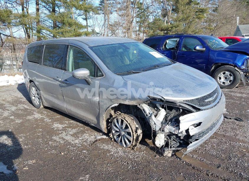 2018 Chrysler Pacifica LX (VIN 2C4RC1CG4JR171225) main photo