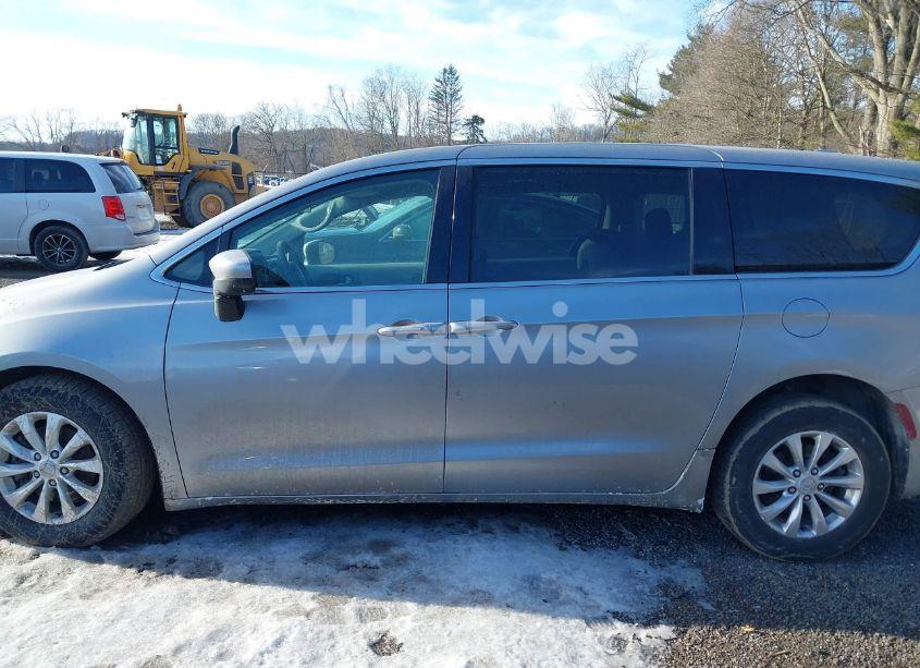 Photo 14 of 2018 Chrysler Pacifica LX (VIN 2C4RC1CG4JR171225)
