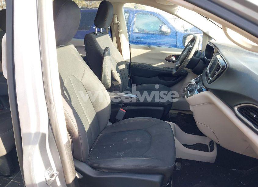 Photo 5 of 2018 Chrysler Pacifica LX (VIN 2C4RC1CG4JR171225)