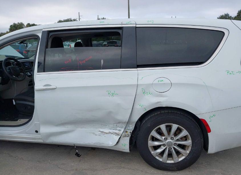 Photo 6 of 2018 Chrysler Pacifica LX (VIN 2C4RC1CG4JR171273)